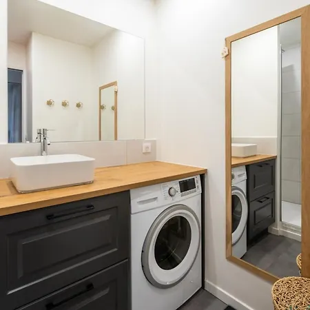 Tastefully Decorated 1bdparmentierrepublique Apartment Paris